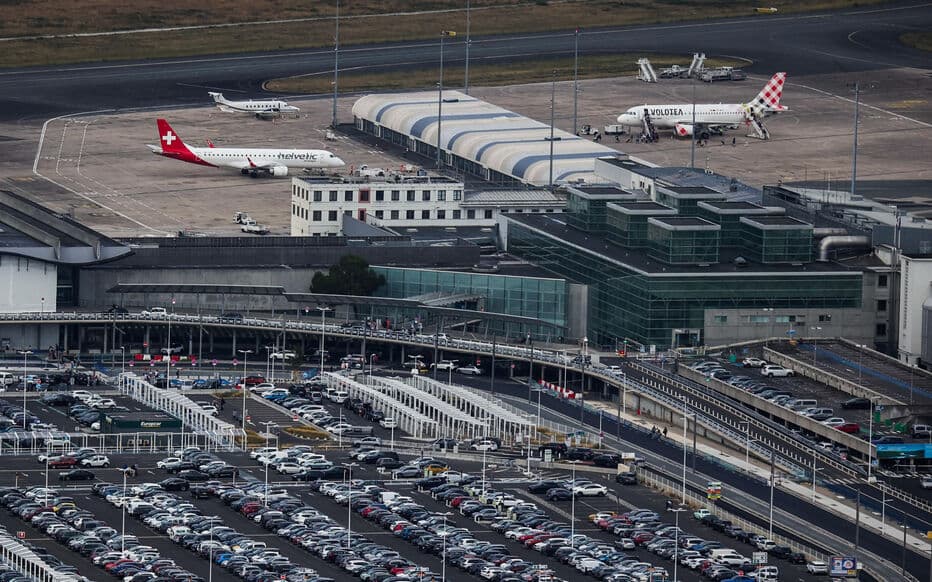 Voyageurs qui montent dans une navette FlyPark